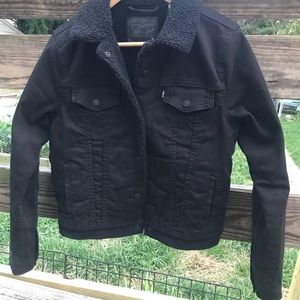 Levi’s Original Sherpa trucker jacket. Women’s size medium.